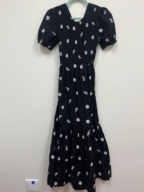 Never Fully Dressed Black Maxi Dress w. White Daisy Embroidery Print Size 2